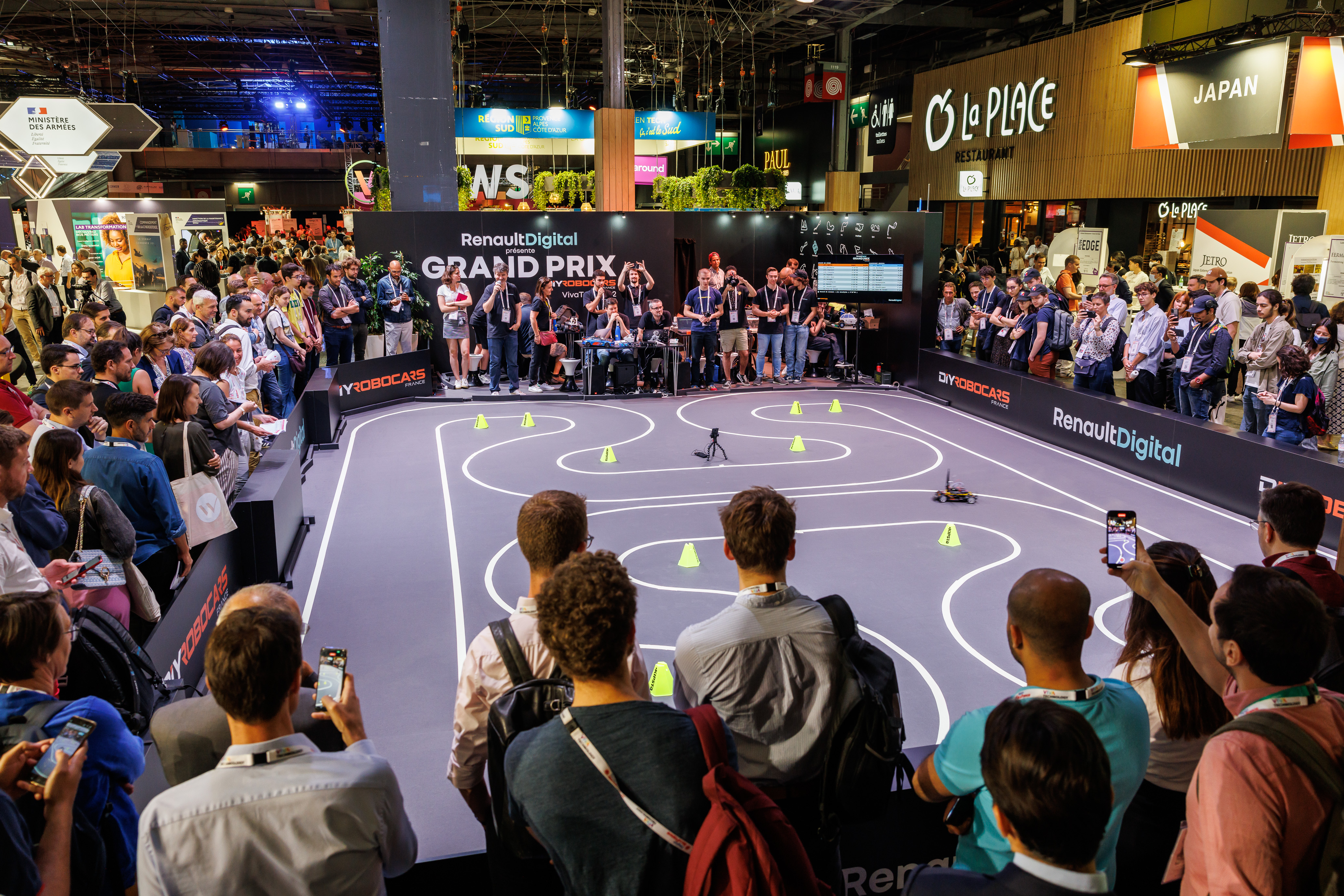 Foule au Grand Prix Robocars Renault Digital - Vivatech 2022 alt text